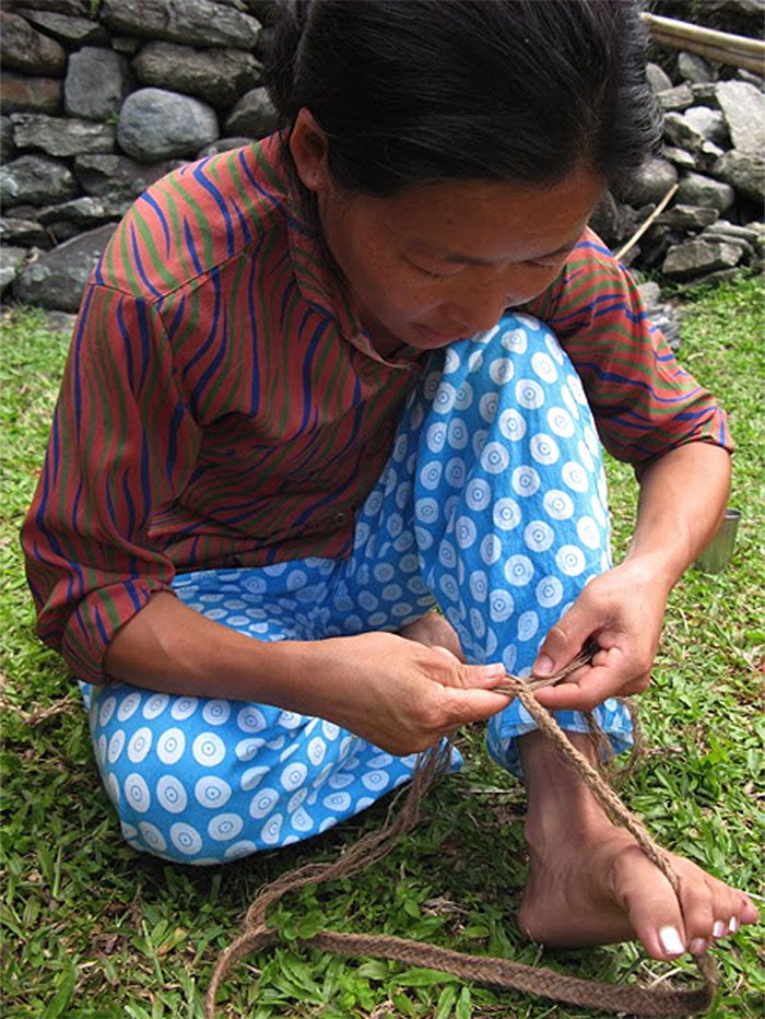 Photograph a demonstration of weaving strap anchoring between toes